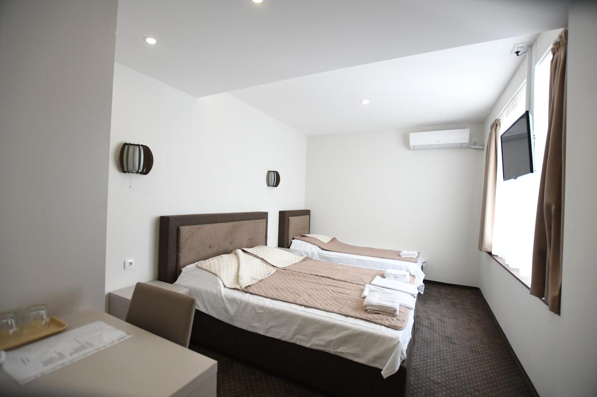Atrijum Apartments And Rooms Кладово Екстериор снимка