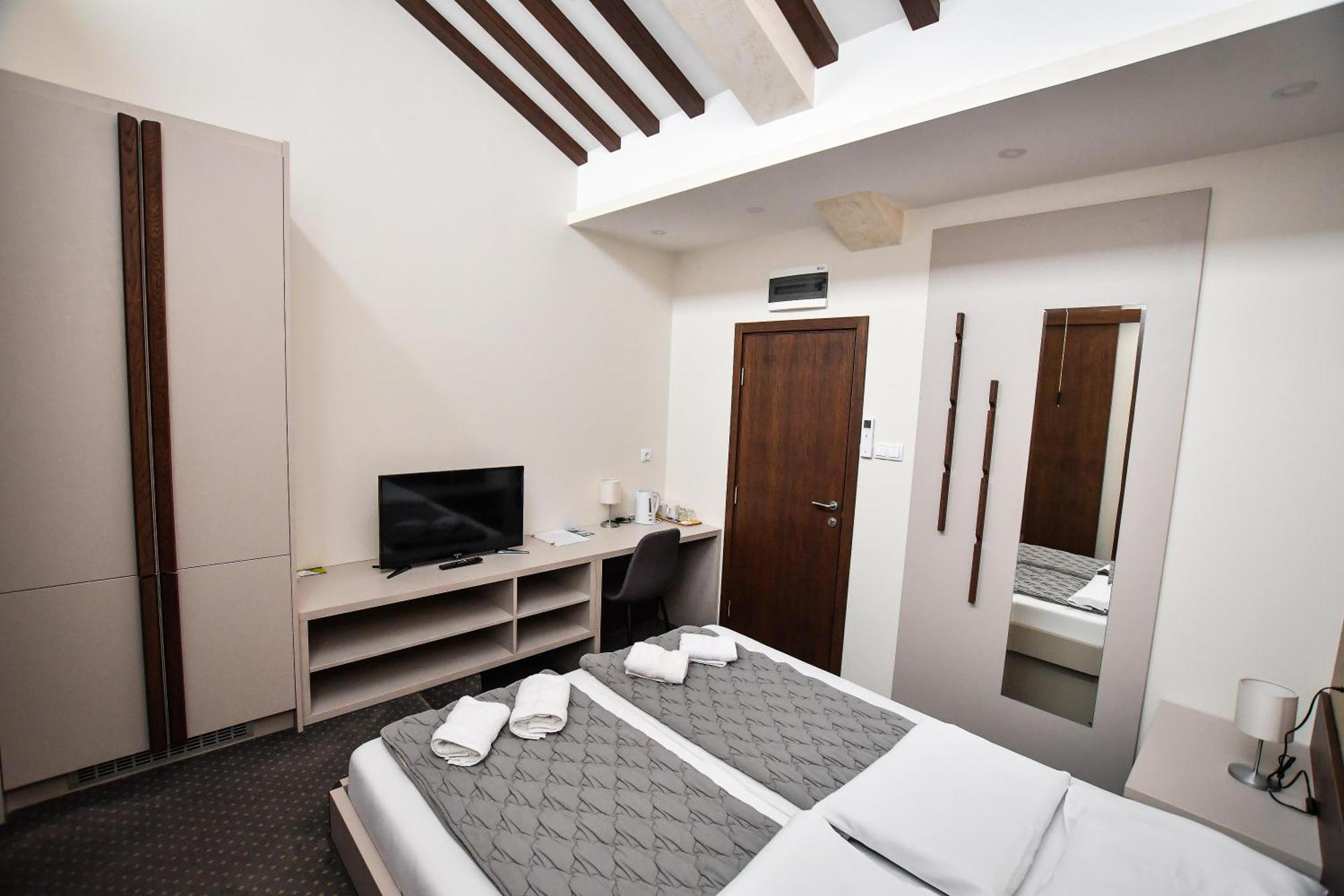 Atrijum Apartments And Rooms Кладово Екстериор снимка